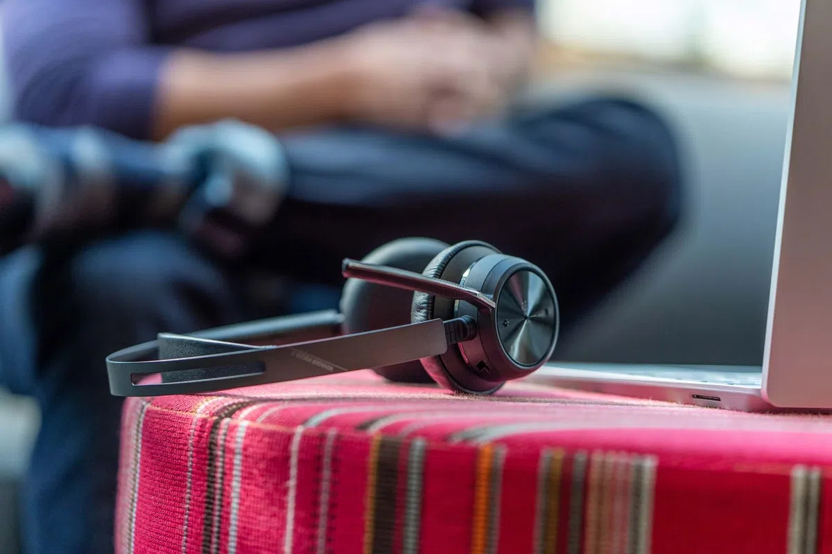 HP Inc. Poly Voyager Focus 2 - Headset - On-Ear - Bluetooth - kabellos - aktive Rauschunterdr?ckung - Adapter USB-C via Bluetooth - Schwarz - Zertifiziert f?r Microsoft Teams, Zoom Certified (9T9J4AA