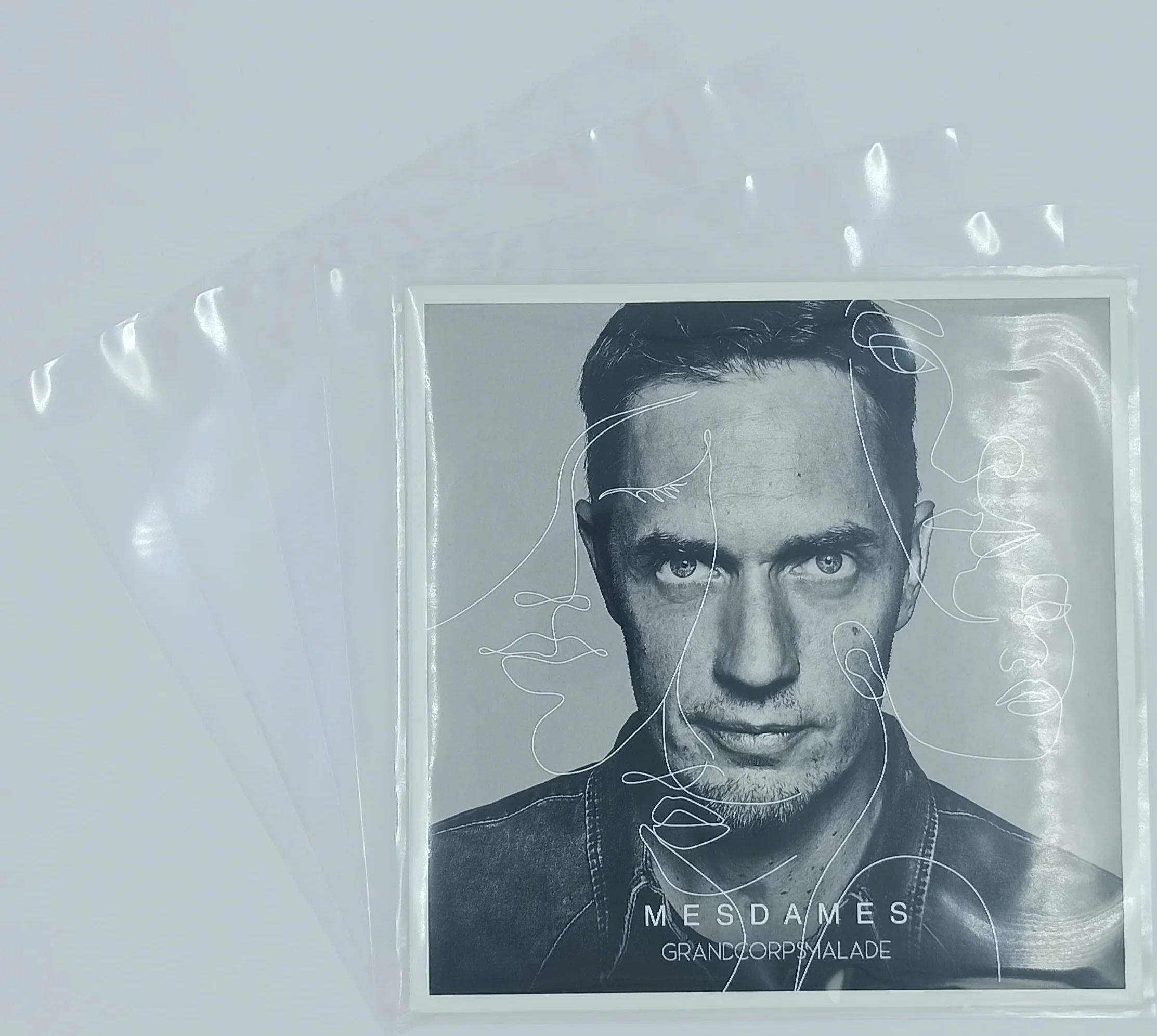 200 étuis pour laserdiscs