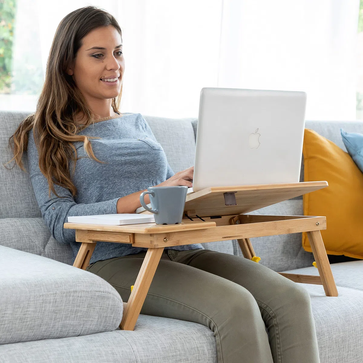InnovaGoods Table Pliante d'Appoint en Bambou Lapwood avec Tiroir et Repose-Verre, Hauteur Réglable 21-27cm, Beige, 53,5 x 21-27 x 34 cm